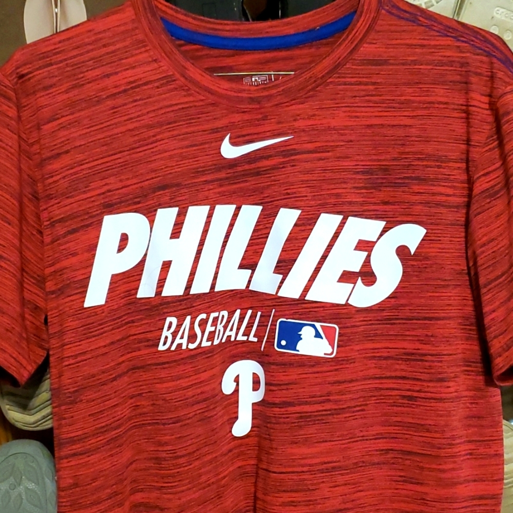 Men's small Nike Philadelphia Phillies Tee Shirt